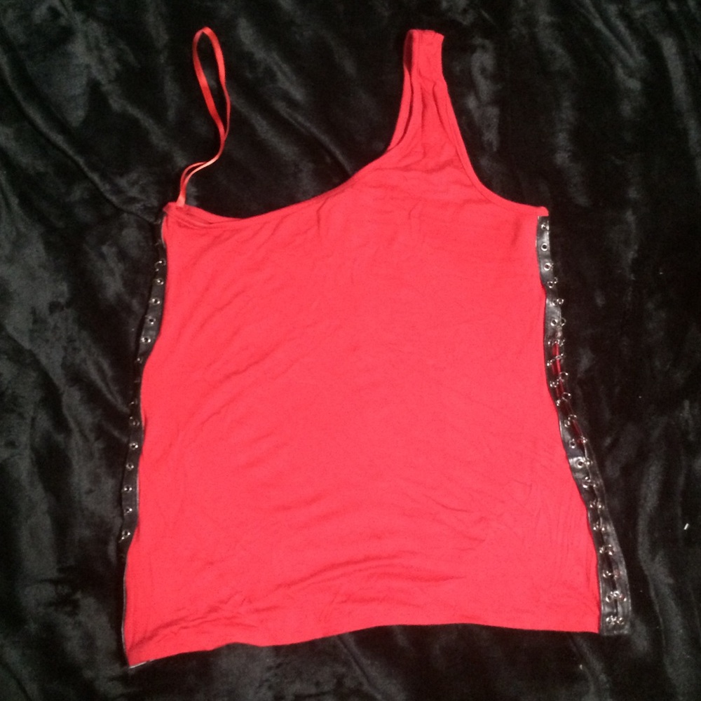 Red one-shoulder rockstar top!
